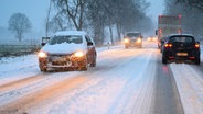 Autos fahren in Schritttempo über die B70 in Westoverledingen. © dpa-Bildfunk Foto: Lars Penning