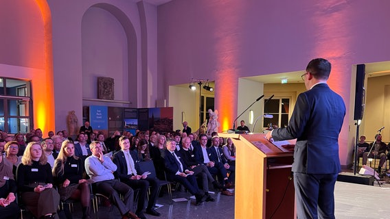 Niedersachsens Wissenschaftsminister hält bei der Verleihung des Wissenschaftspreises in Hannover eine Rede vor Publikum. © NDR Foto: Jule Lampe