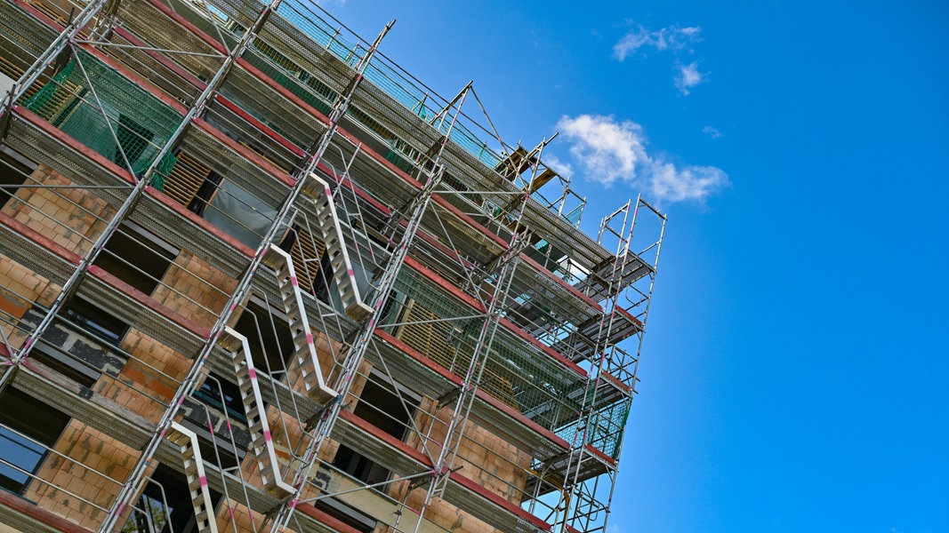 Baustelle eines Mehrfamilienhauses mit neuen Wohnungen.