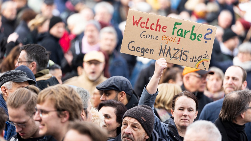 Zahlreiche Menschen nehmen an einer Demonstration auf dem Rathausplatz in der Innenstadt von Wolfsburg teil. 