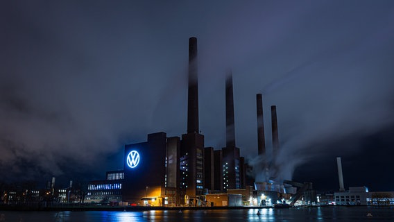 Das VW-Kraftwerk in Wolfsburg am frühen Morgen hinter dem Mittellandkanal. © picture alliance/dpa Foto: Moritz Frankenberg