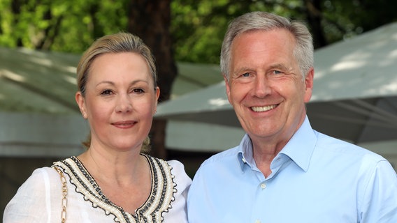 Politiker Christian Wulff mit Ehefrau Bettina im Portrait. © picture alliance / Caro | Sorge 