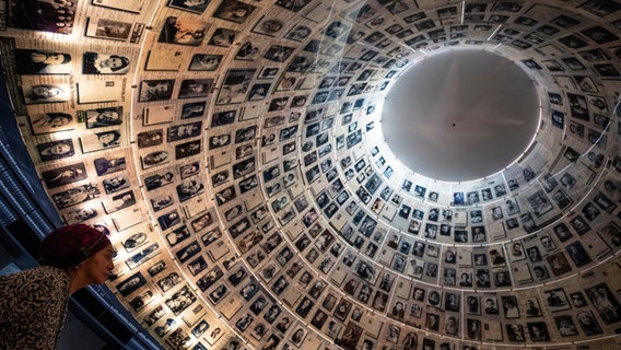 Eine Frau besucht die Holocaust-Gedenkstätte Yad Vashem in Israel. © picture alliance / Xinhua News Agency | Chen Junqing Foto: Chen Junqing