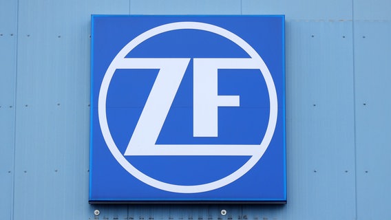 EIn Logo von ZF hängt an einem Gebäude. © picture alliance / Snowfield Photography Foto:  D. Kerlekin/Snowfield Photography