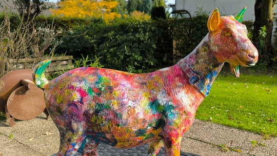 Eine bunte Skulptur einer Ziege steht in einem Garten. © IndienHilfe Deutschland e.V. 