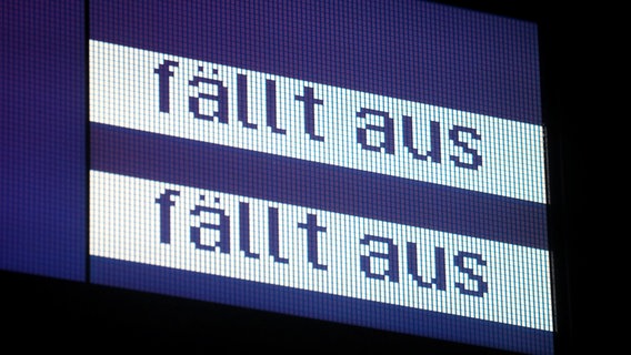 Auf einer Anzeigetafel der Deutschen Bahn wird auf ausfallende Züge hingewiesen., © picture alliance/dpa Foto: picture alliance/dpa | Roland Weihrauch