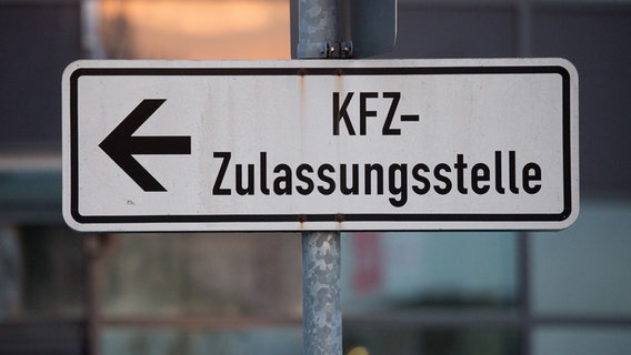 EIn Schild weist auf eine Kfz-Zulassungsstelle hin. © picture alliance/dpa | Armin Weigel Foto: Armin Weigel