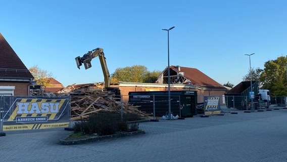 Bagger zerlegen Teile des eingestürzte Netto-Dachs bei Abrissarbeiten. © NDR Foto: Linda Ebener