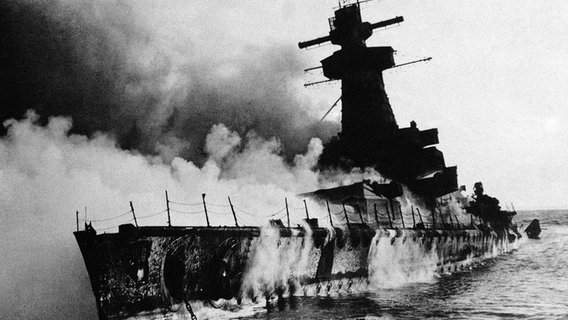 Das deutsche Panzerschiff "Admiral Graf Spee" sinkt brennend im Dezember 1939 vor dem Hafen von Montevideo (Uruguay). © British Official/AP/dpa 