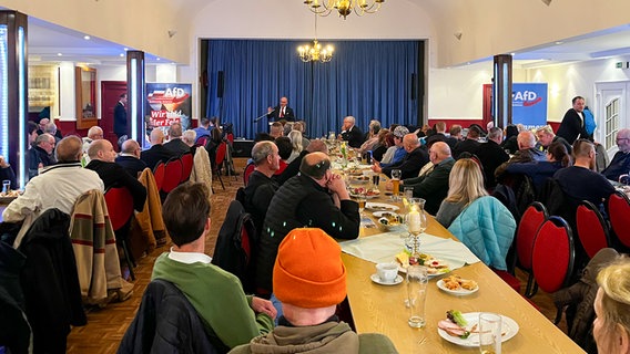 Die schleswig-holsteinische AfD startet in Nordhastedt im Kreis Dithmarschen in den Wahlkampf. © NDR Foto: Constantin Gill