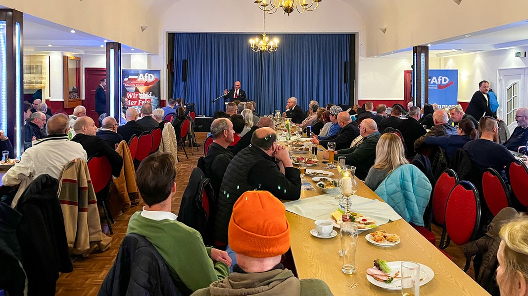 Draußen Demo, drinnen Sekt: AfD SH startet in Bundestagswahlkampf