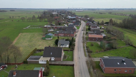 Drohnenaufnahme der Gemeinde Averlak. © NDR Foto: Bastian Pöhls