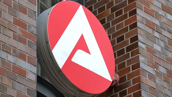 Das Logo der Agentur für Arbeit am Haupteingang in der Adolf-Westphal-Straße. © Picture Alliance Foto: Torsten Sukrow