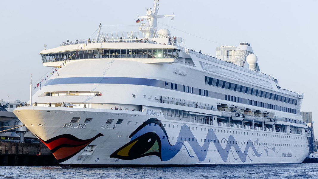 Rostock Aida Cruises Stellt Schiffsverkehr Ein Ndr De Nachrichten Mecklenburg Vorpommern