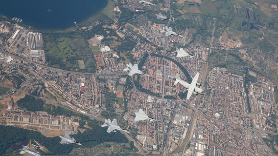 Jets fliegen in Formation über einem Wohngebiet. © Luftwaffe 