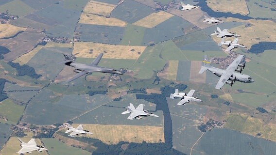 Militärische Flugzeuge der NATO fliegen am Himmel. © Luftwaffe 
