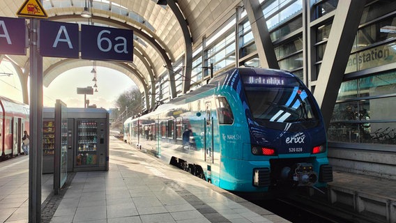 Ein Erixx-Akkuzug steht auf einem Gleis am Kieler Hauptbahnhof. © NDR Foto: Thomas Viet Dang