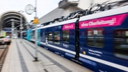 Ein Akkuzug fährt in den Hauptbahnhof ein. © picture alliance Foto: Frank Molter