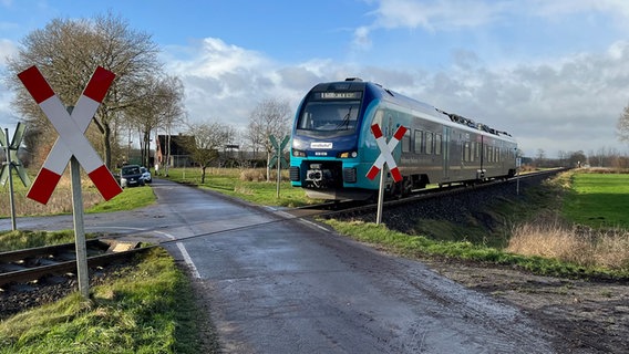 Ein Akkuzug passiert einen Bahnübergang. © NDR Foto: Moritz Mayer