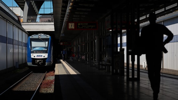 Ein Zug der Eisenbahngesellschaft AKN steht im Bahnhof von Kaltenkirchen. © picture alliance/ Christian Charisius Foto: picture alliance/ Christian Charisius