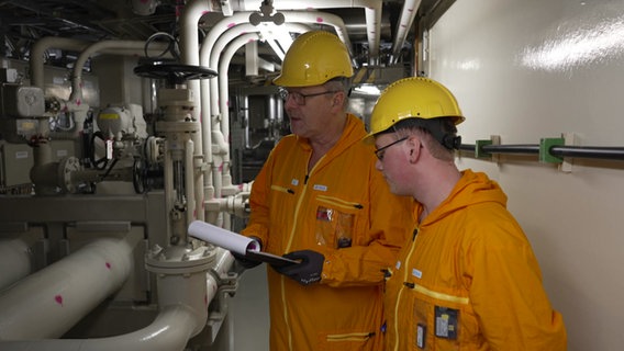 Zwei Elektriker besprechen sich. © NDR Foto: Sven Jachmann