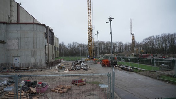 Die Baustelle einer Lagerhalle. Im Hintergrund ist ein gelber Kran zu sehen. © NDR Foto: Sven Jachmann