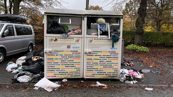 Ein überfüllter Altkleidercontainer in Kiel. © NDR Foto: Moritz Mayer