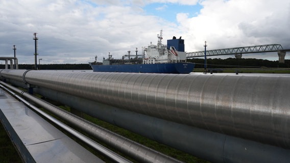 Der mit Ammoniak beladene Flüssiggastanker ·Yara Sela· liegt am Kai des neuen Ammoniak-Importterminals des norwegischen Unternehmens Yara International im Hafen Ostermoor. © dpa-Bildfunk 