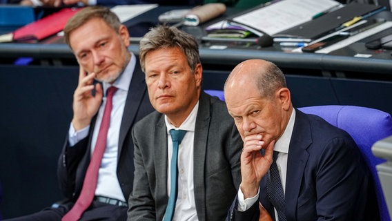 Olaf Scholz, Robert Habeck und Christian Lindner sitzen auf der Regierungsbank. © dpa Bildfunk Foto: Kay Nietfeld