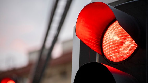 Eine rote Ampel von nahem. © IMAGO / photosteinmaurer.com 