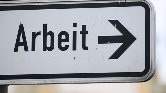 Ein Schild mit Richtungspfeil und der Aufschrift „Agentur für Arbeit“. © picture alliance/dpa Foto: Robert Michael