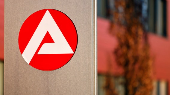 Arge-Logo an der Agentur für Arbeit. © IMAGO / Panama Pictures 