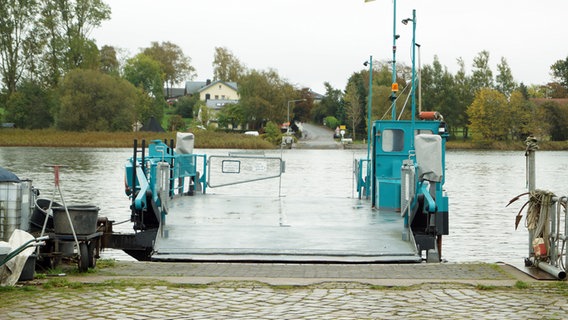 Der heutige Fähranleger samt Fähre in Arnis an der Schlei. © NDR Foto: Jan Altmann