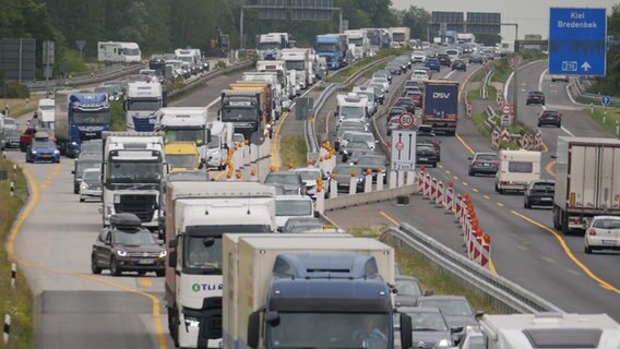 Mehrere Fahrzeuge stehen auf der A7-Bei der ABfahrt Kiel Bredenbek im Stau © Daniel Friederichs Foto: Daniel Friederichs