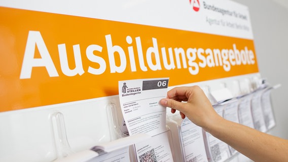 Ein Aufsteller der Bundesagentur für Arbeit mit Ausbildungsangeboten. © picture alliance / photothek Foto: Thomas Trutschel