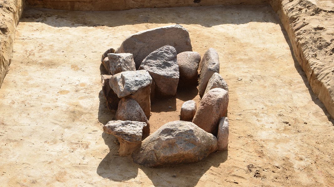 Ein freigelegtes neolithisches Steinkistengrab