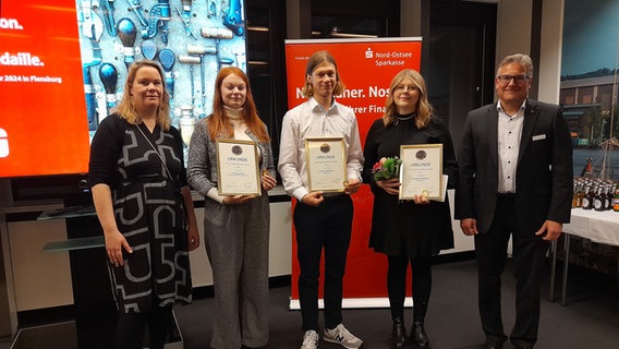 Die Preisträger der Jugendhandwerksmedaille Flensburg halten ihre Urkunden. © Naspa 