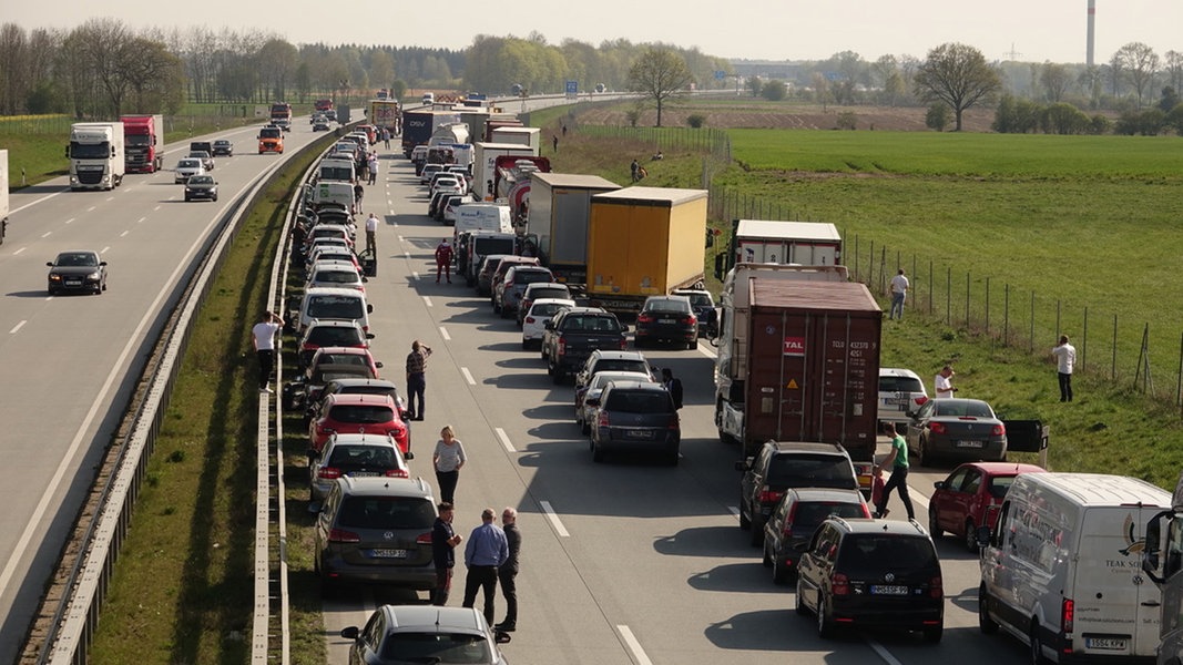 Stau auf A7 Fahrer wendet in Rettungsgasse NDR.de Nachrichten