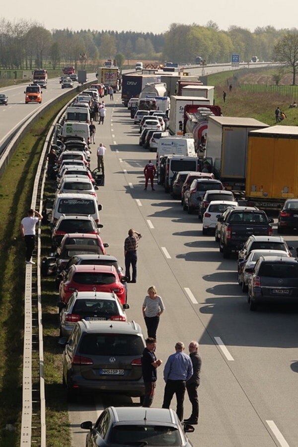 Stau auf A7 - Fahrer wendet in Rettungsgasse | NDR.de - Nachrichten