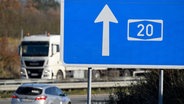 Autos fahren hinter einem Schild, das auf die A20 hinweist. © dpa Bildfunk Foto: Carsten Rehder