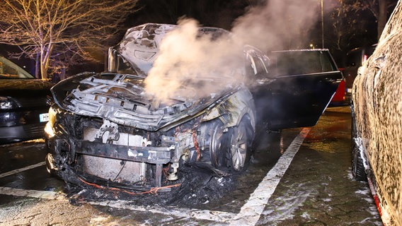 Ein Pkw der nach einem Brand gelöscht wurde, steht auf einem parkplatz © Florian Sprenger Foto: Florian Sprenger