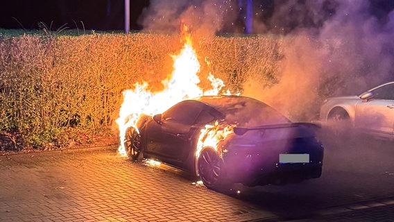 Ein parkendes Auto steht in Flammen. © Feuerwehr Pinneberg 