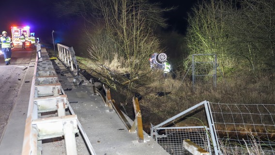 Zerstörtes Auto rechts neben der Autobahn © Florian Sprenger 