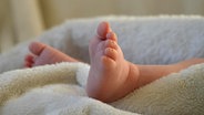 Die Füße eines Babys © NDR Foto: Jens Pallasch