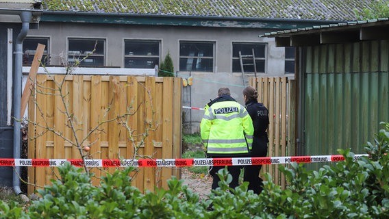 Die Kriminalpolizei untersucht nach dem Fund eines toten Säuglings in einem Gartenhaus den Tatort. © Florian Sprenger Foto: Florian Sprenger