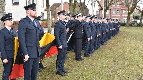 Menschen in Uniformen stehen in einer Reihe © Bundespolizeidirektion Bad Bramstedt Foto: Bundespolizeidirektion Bad Bramstedt