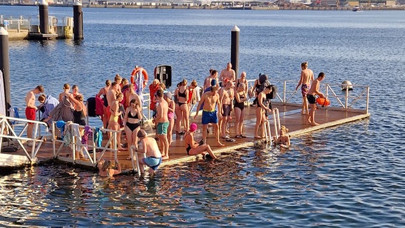 Menschen baden in der Kieler Förde. © NDR Foto: Kai Peuckert