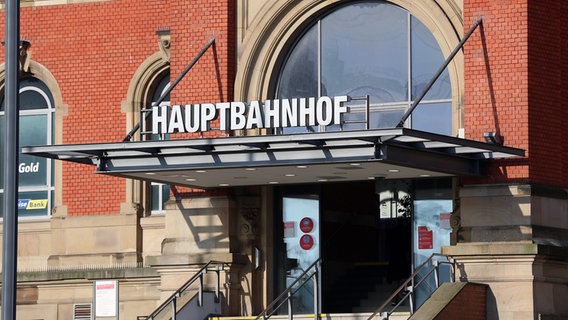 Der Schriftzug "HAUPTBAHNHOF" über dem Ausgang an der Kaisertreppe am Kieler Hauptbahnhof bei sonnigem Wetter. © NDR Foto: Pavel Stoyan