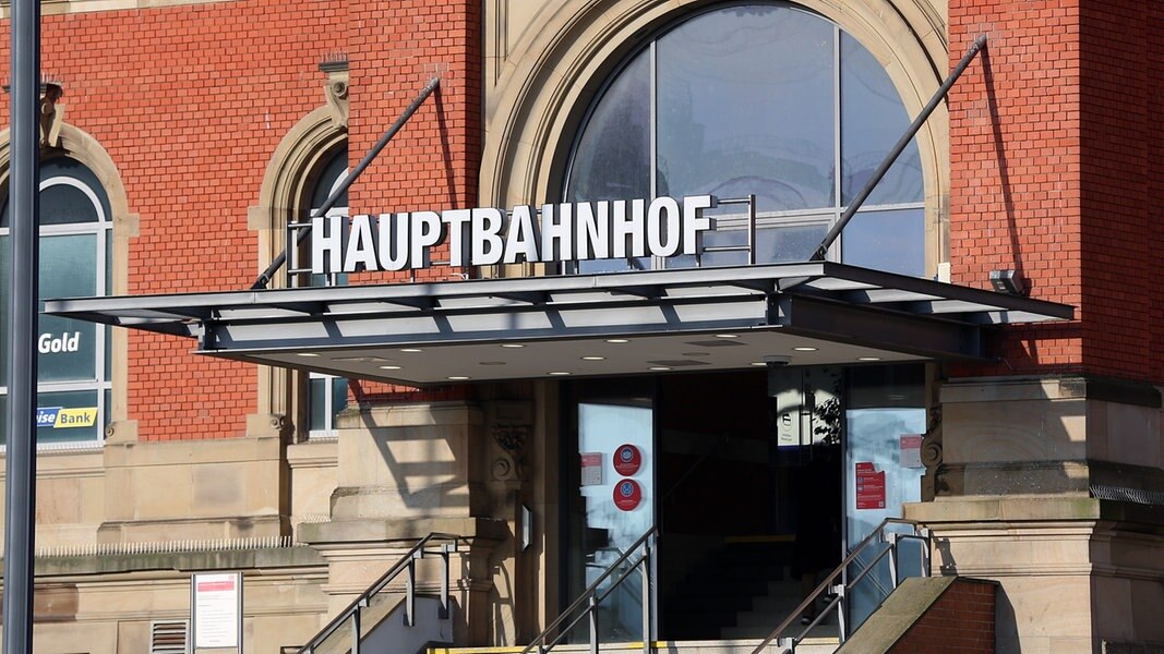 Oberleitung beschädigt: Am Kieler Hauptbahnhof fallen alle Züge aus