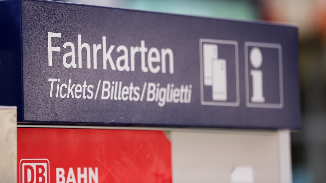 Der Schriftzug Fahrkarten auf einem Fahrkartenautomaten. 